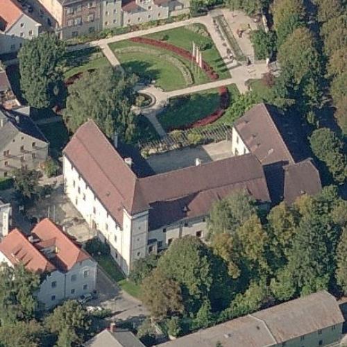 https://mdw-travel-data-us-east-1.s3.amazonaws.com/img/country/Austria/Wels-Castle/img_03.jpg