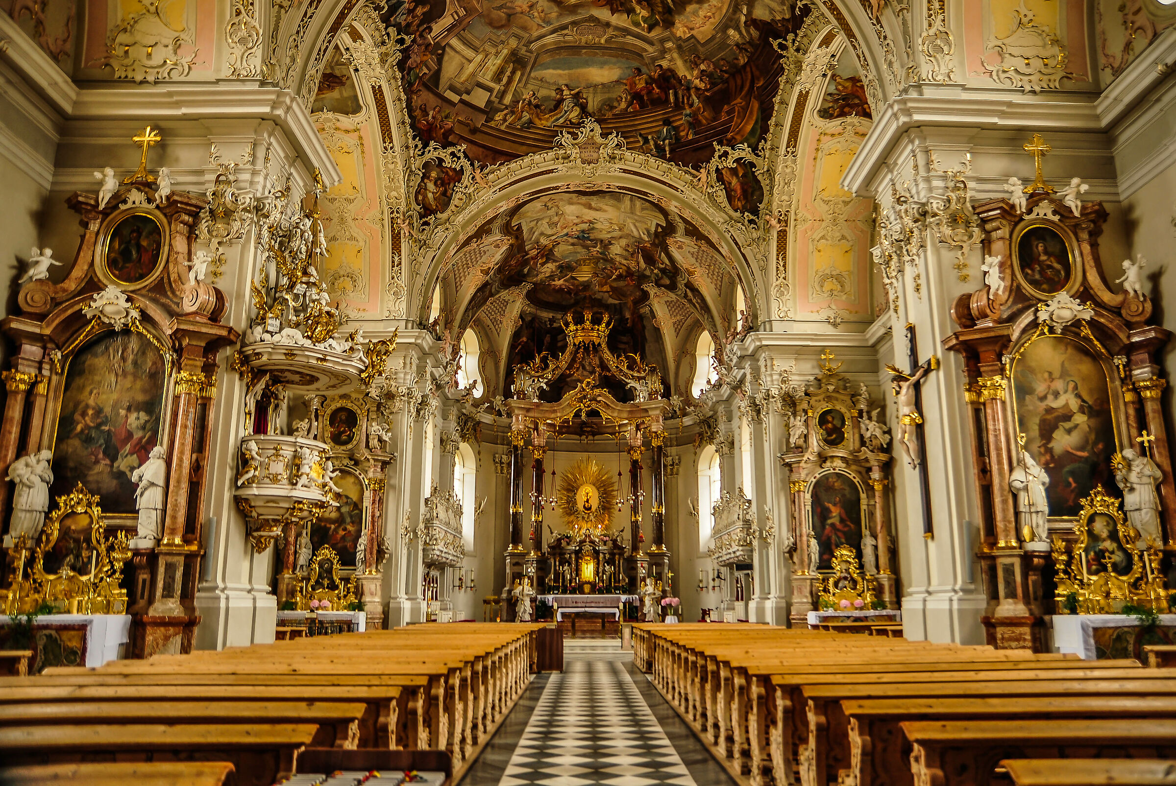 https://mdw-travel-data-us-east-1.s3.amazonaws.com/img/country/Austria/Wilten-Basilica/img_01.jpg