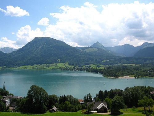 https://mdw-travel-data-us-east-1.s3.amazonaws.com/img/country/Austria/Wolfgangsee/img_01.jpg