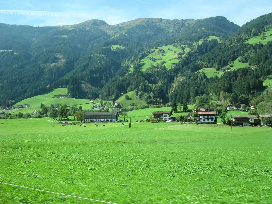 https://mdw-travel-data-us-east-1.s3.amazonaws.com/img/country/Austria/Zillertaler-Hohenstrasse/img_03.jpg