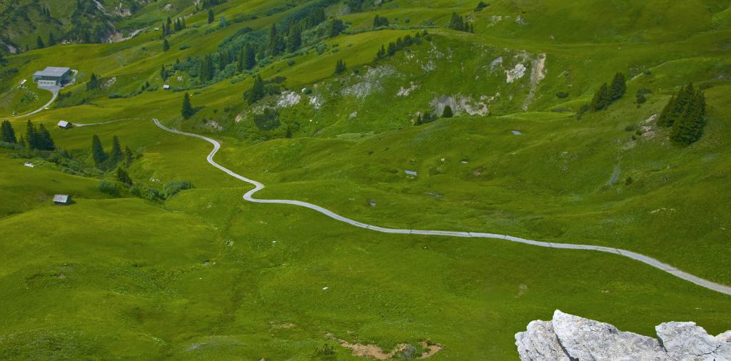 https://mdw-travel-data-us-east-1.s3.amazonaws.com/img/country/Austria/Zug---Zugertobel/img_02.jpg