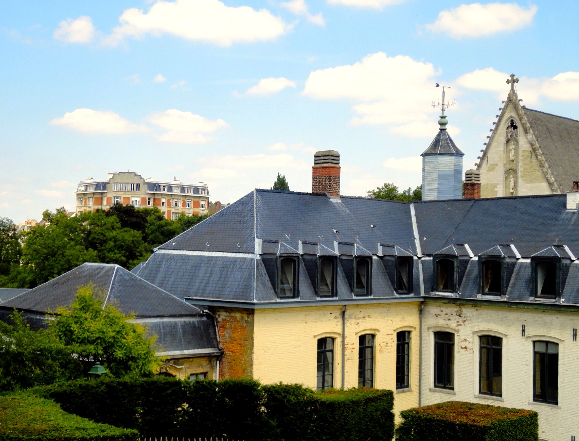 https://mdw-travel-data-us-east-1.s3.amazonaws.com/img/country/Belgium/Abbaye-de-la-Cambre/img_01.jpg