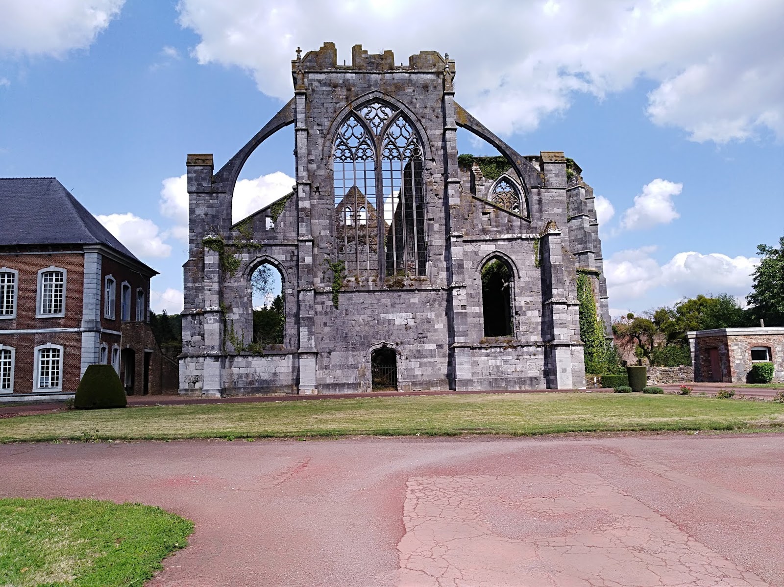 https://mdw-travel-data-us-east-1.s3.amazonaws.com/img/country/Belgium/Abbey-of-Aulne/img_01.jpg