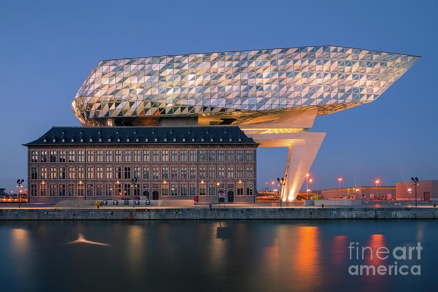 https://mdw-travel-data-us-east-1.s3.amazonaws.com/img/country/Belgium/Antwerp-Port-House/img_01.jpg