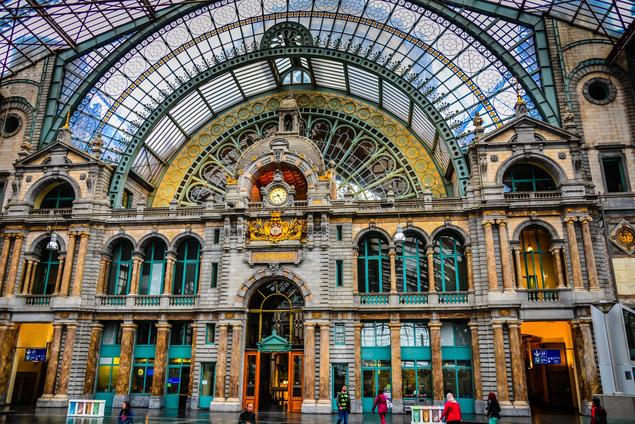 https://mdw-travel-data-us-east-1.s3.amazonaws.com/img/country/Belgium/Antwerpen-Centraal-railway-station/img_01.jpg