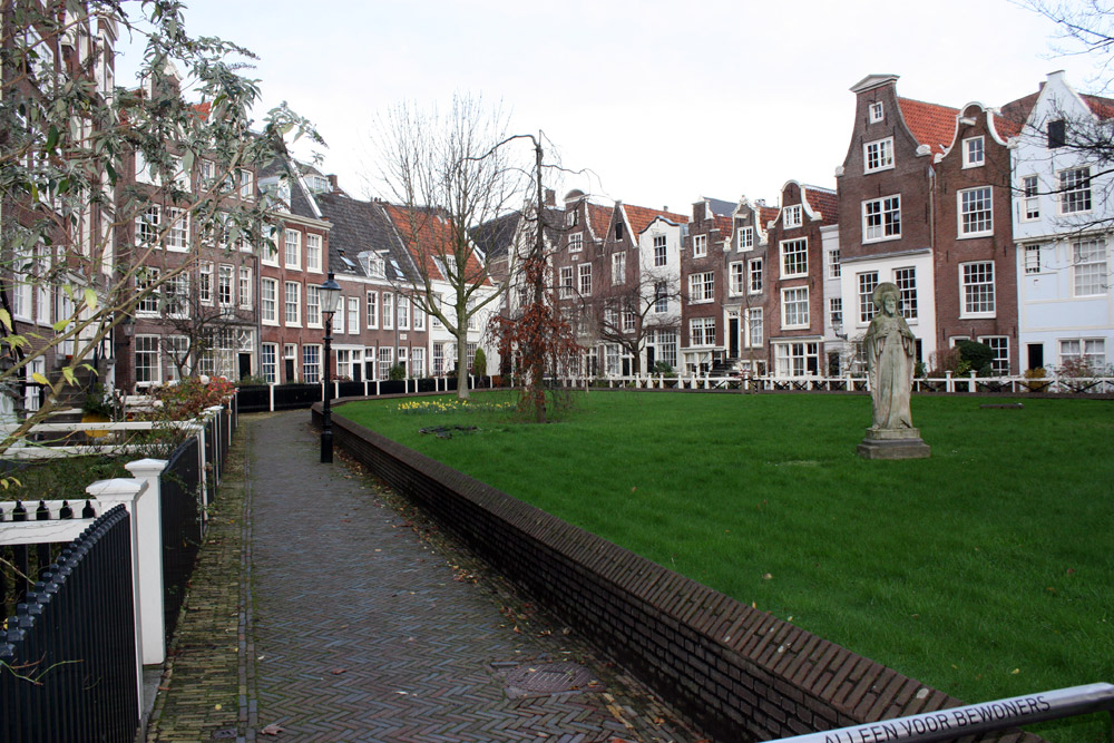 https://mdw-travel-data-us-east-1.s3.amazonaws.com/img/country/Belgium/Begijnhof/img_01.jpg