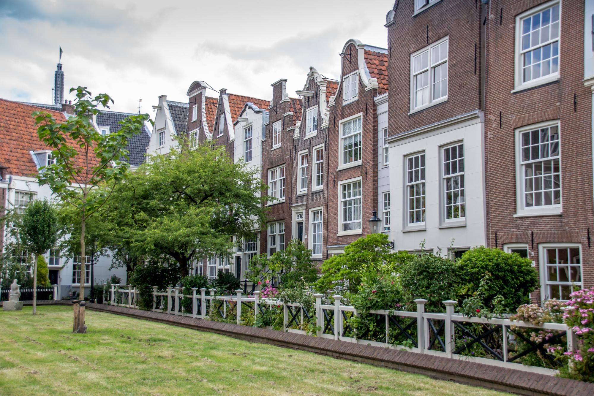 https://mdw-travel-data-us-east-1.s3.amazonaws.com/img/country/Belgium/Begijnhof/img_03.jpg