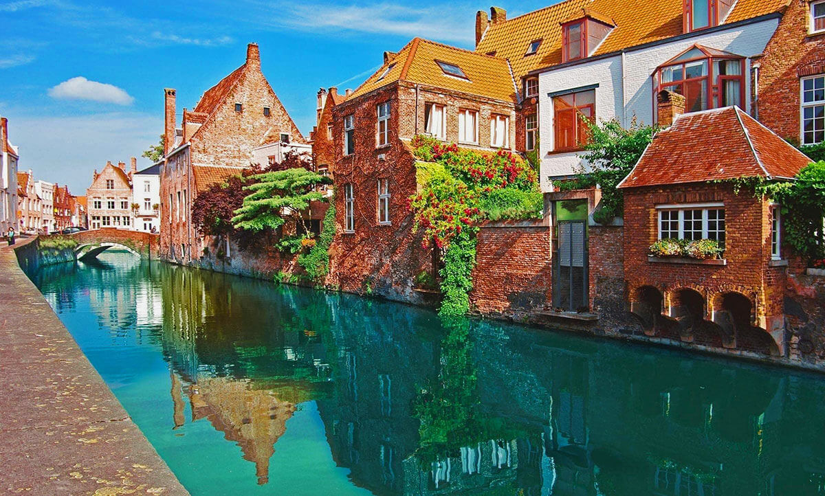 https://mdw-travel-data-us-east-1.s3.amazonaws.com/img/country/Belgium/Bruges-Waterways/img_03.jpg