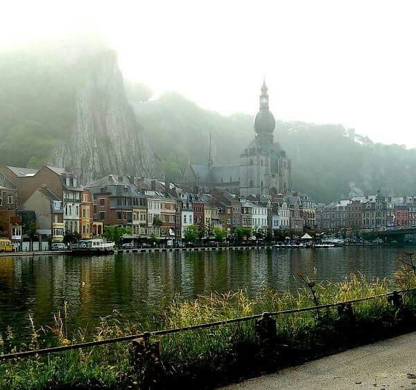 https://mdw-travel-data-us-east-1.s3.amazonaws.com/img/country/Belgium/CAte-A!-lOs/img_03.jpg