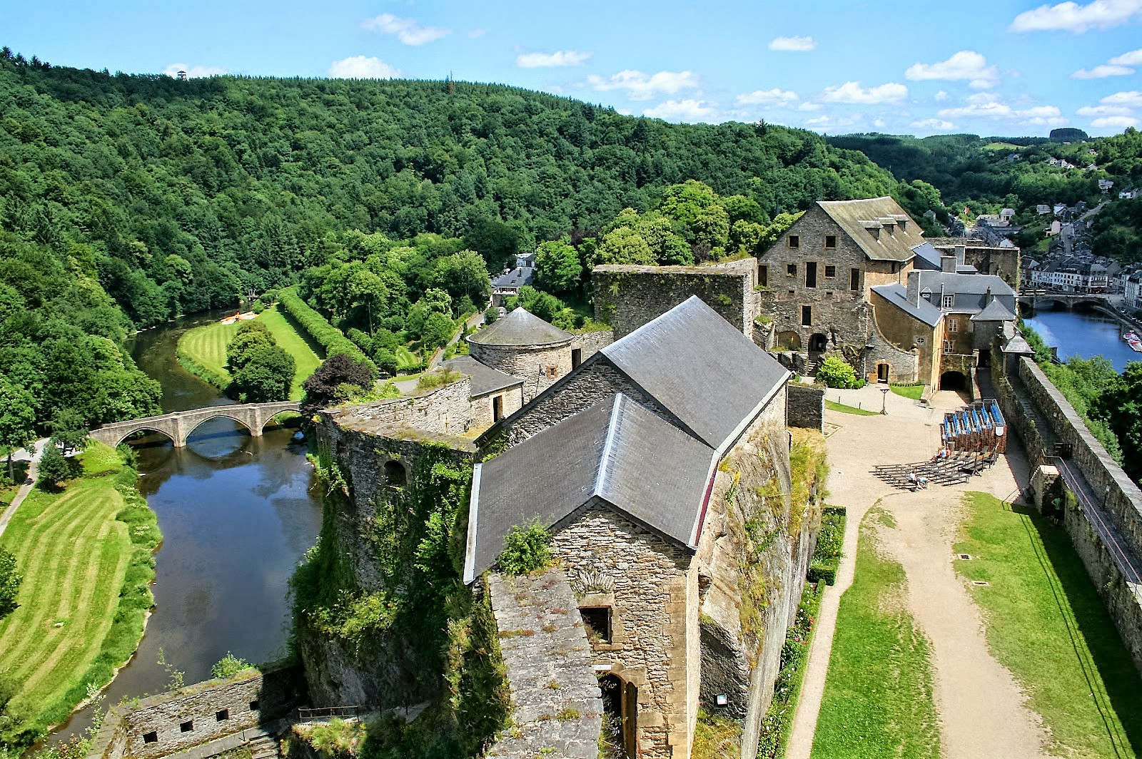 https://mdw-travel-data-us-east-1.s3.amazonaws.com/img/country/Belgium/Castle-of-Bouillon/img_03.jpg