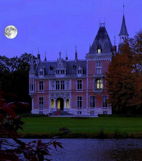 https://mdw-travel-data-us-east-1.s3.amazonaws.com/img/country/Belgium/Castle-of-Thoricourt/img_00.jpg