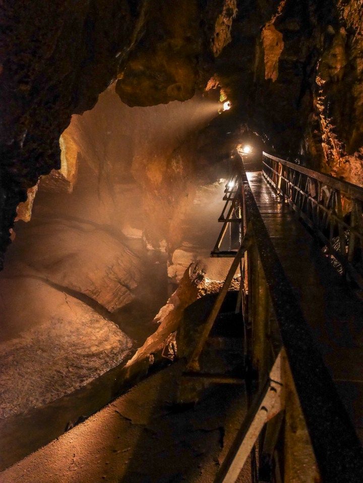 https://mdw-travel-data-us-east-1.s3.amazonaws.com/img/country/Belgium/Caves-of-Han/img_01.jpg