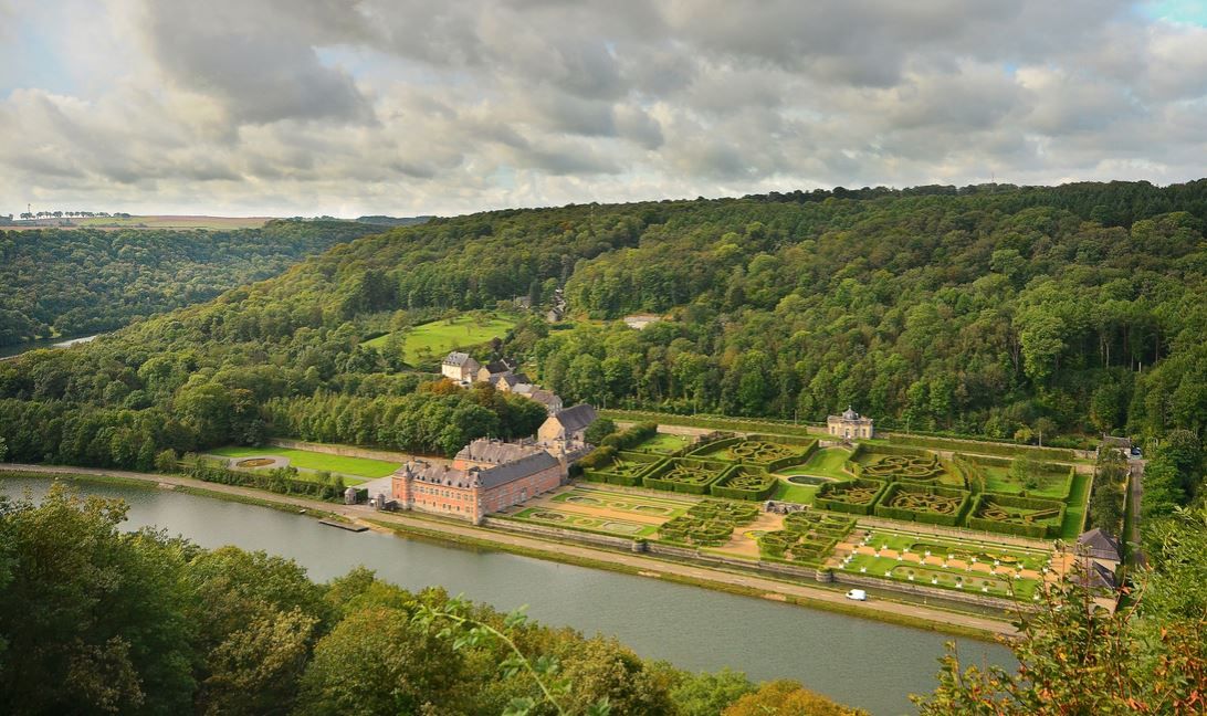 https://mdw-travel-data-us-east-1.s3.amazonaws.com/img/country/Belgium/Chateau-de-Freyr/img_02.jpg