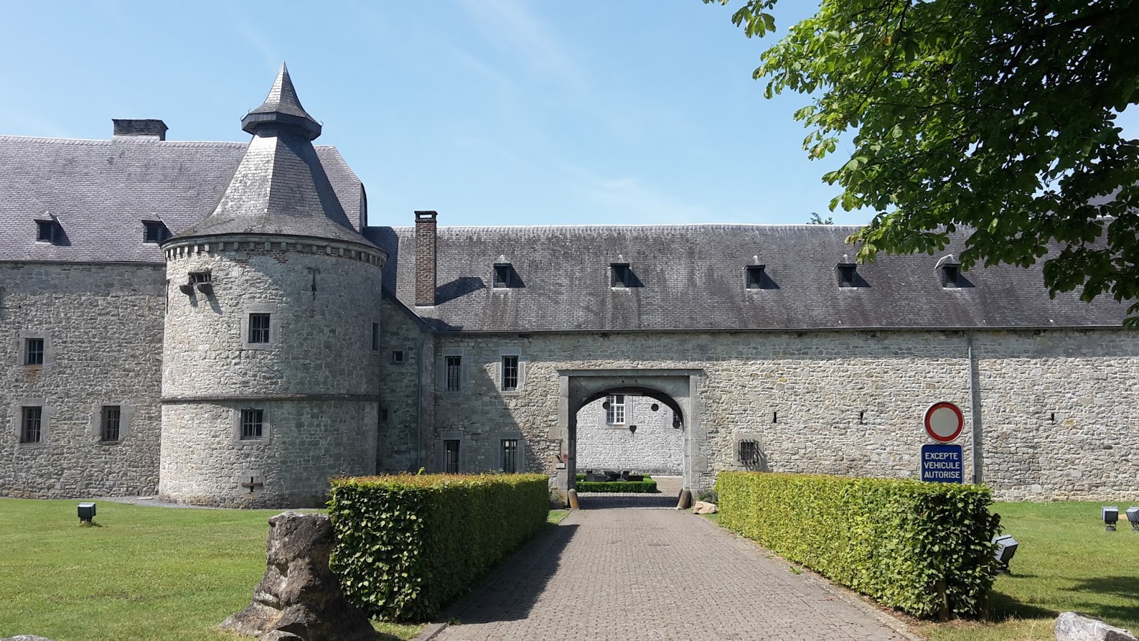 https://mdw-travel-data-us-east-1.s3.amazonaws.com/img/country/Belgium/Chateau-de-Modave/img_01.jpg