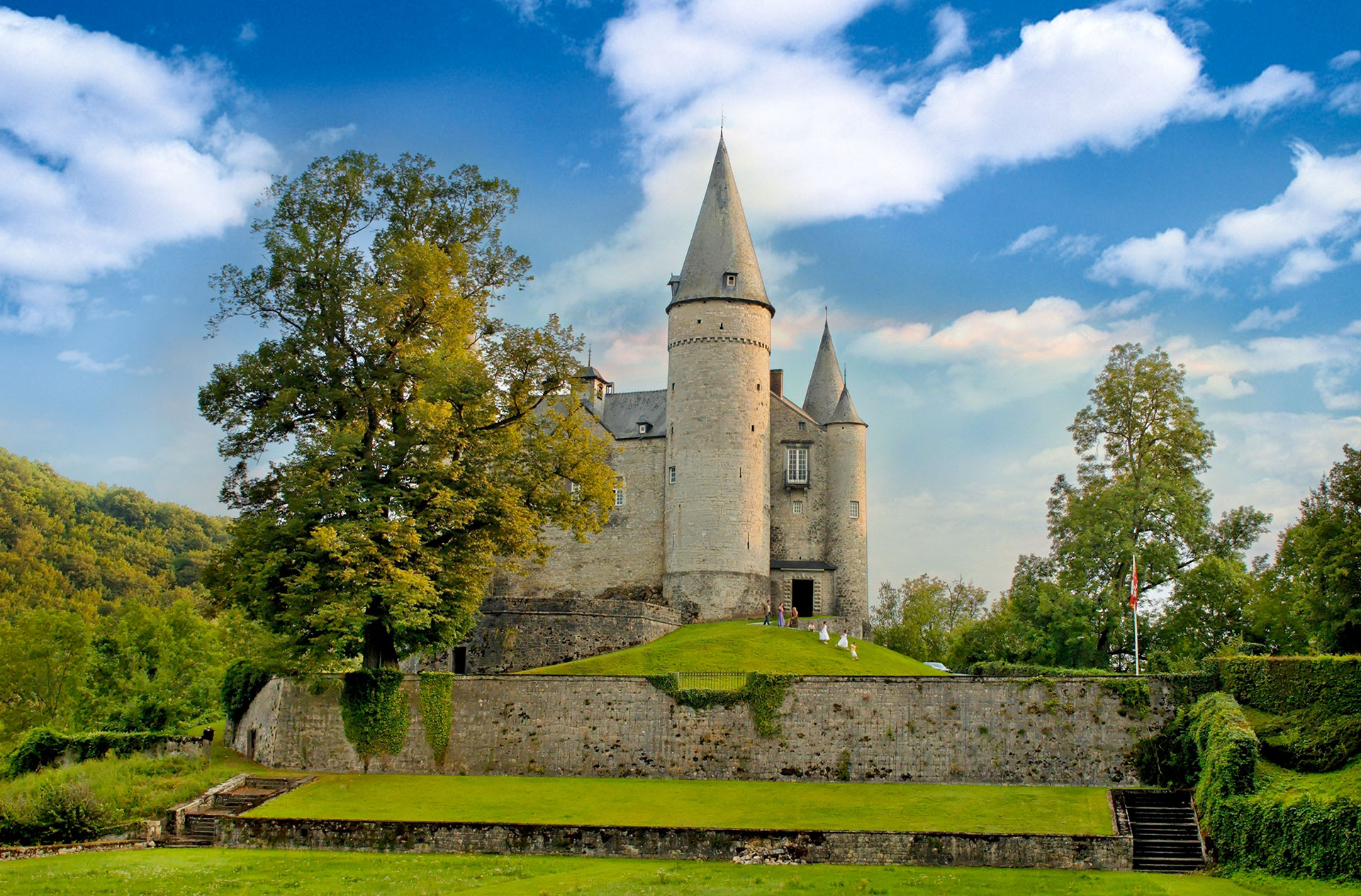 https://mdw-travel-data-us-east-1.s3.amazonaws.com/img/country/Belgium/Chateau-de-Veves/img_00.jpg