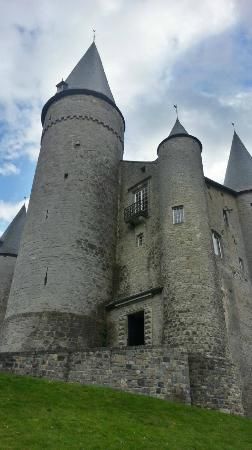 https://mdw-travel-data-us-east-1.s3.amazonaws.com/img/country/Belgium/Chateau-de-Veves/img_01.jpg