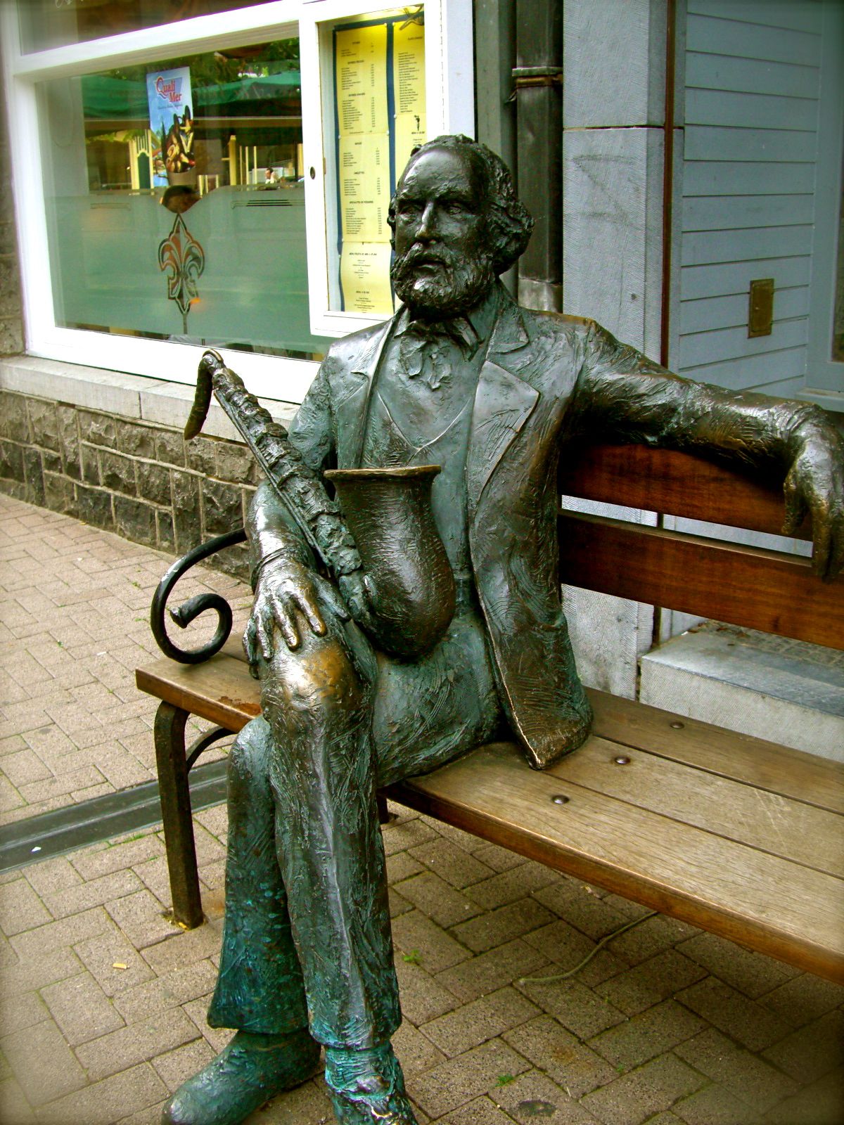 https://mdw-travel-data-us-east-1.s3.amazonaws.com/img/country/Belgium/Dinant-Adolphe-Sax-Statue/img_02.jpg
