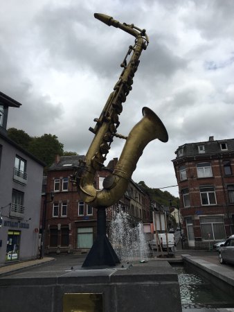 https://mdw-travel-data-us-east-1.s3.amazonaws.com/img/country/Belgium/Dinant-Adolphe-Sax-Statue/img_03.jpg