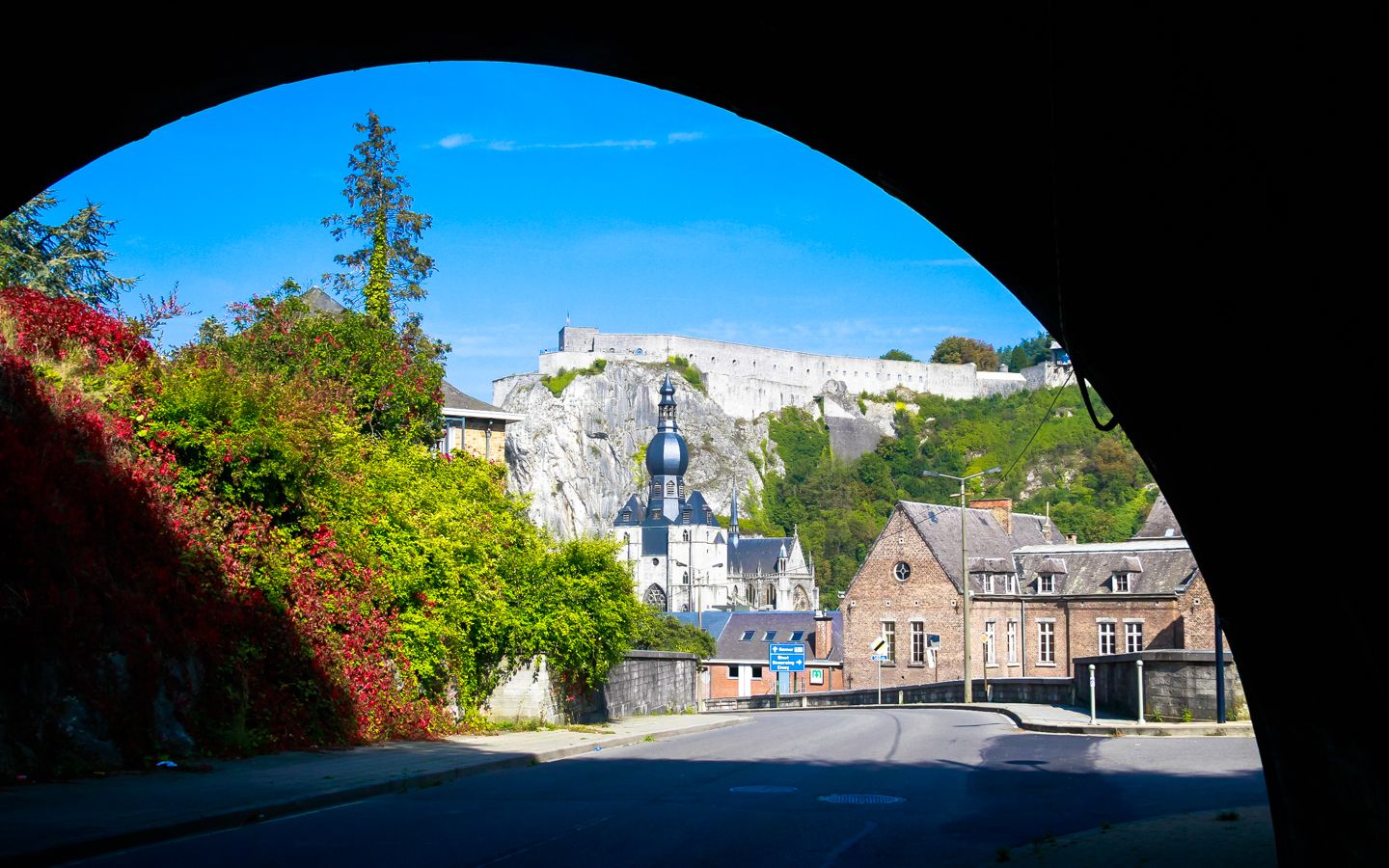 https://mdw-travel-data-us-east-1.s3.amazonaws.com/img/country/Belgium/Dinant-Cathedral/img_03.jpg