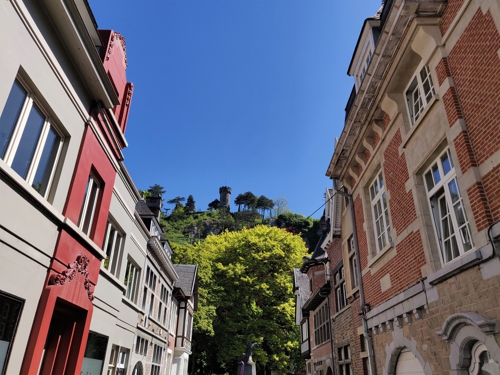 https://mdw-travel-data-us-east-1.s3.amazonaws.com/img/country/Belgium/Dinant-Citadel/img_01.jpg