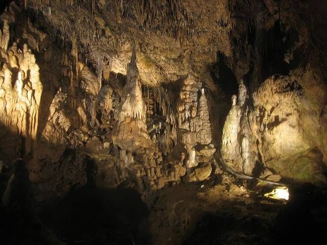 https://mdw-travel-data-us-east-1.s3.amazonaws.com/img/country/Belgium/Domain-of-the-Caves-of-Han/img_01.jpg