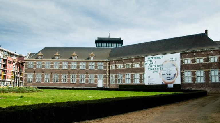 https://mdw-travel-data-us-east-1.s3.amazonaws.com/img/country/Belgium/Fashion-Museum/img_03.jpg