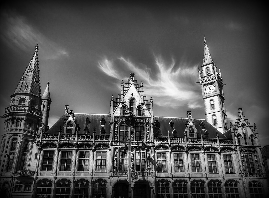https://mdw-travel-data-us-east-1.s3.amazonaws.com/img/country/Belgium/Ghent-Cloth-Hall/img_01.jpg