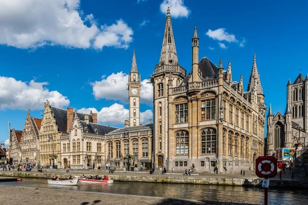 https://mdw-travel-data-us-east-1.s3.amazonaws.com/img/country/Belgium/Ghent-Cloth-Hall/img_03.jpg