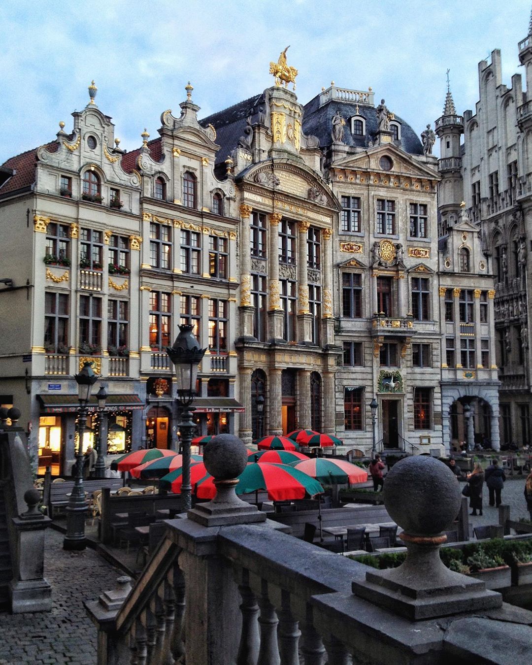 https://mdw-travel-data-us-east-1.s3.amazonaws.com/img/country/Belgium/Grand-Place/img_01.jpg