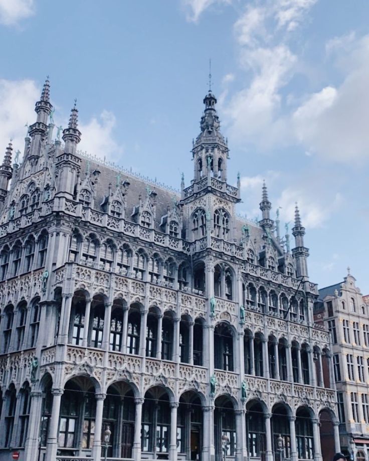 https://mdw-travel-data-us-east-1.s3.amazonaws.com/img/country/Belgium/Grand-Place/img_02.jpg
