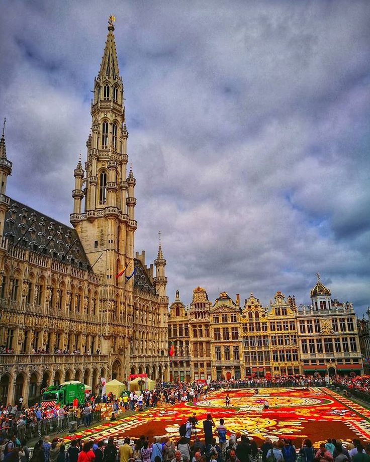 https://mdw-travel-data-us-east-1.s3.amazonaws.com/img/country/Belgium/Grand-Place/img_03.jpg