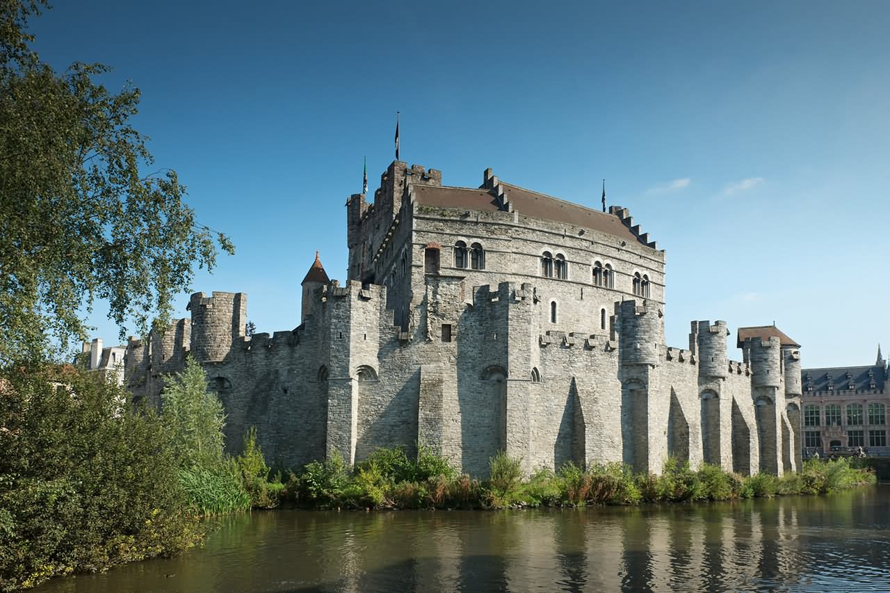 https://mdw-travel-data-us-east-1.s3.amazonaws.com/img/country/Belgium/Gravensteen/img_00.jpg