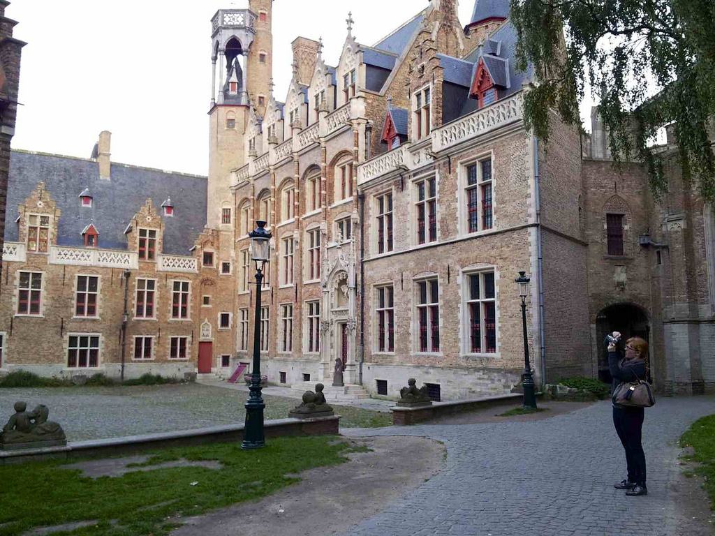 https://mdw-travel-data-us-east-1.s3.amazonaws.com/img/country/Belgium/Groeningemuseum/img_02.jpg