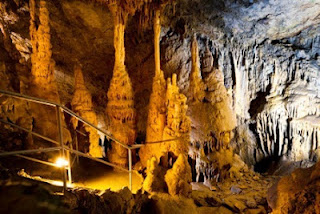 https://mdw-travel-data-us-east-1.s3.amazonaws.com/img/country/Belgium/Grotte-la-Merveilleuse/img_01.jpg
