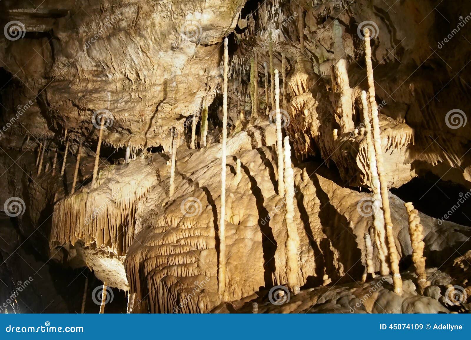 https://mdw-travel-data-us-east-1.s3.amazonaws.com/img/country/Belgium/Han-sur-Lesse-Caves/img_01.jpg