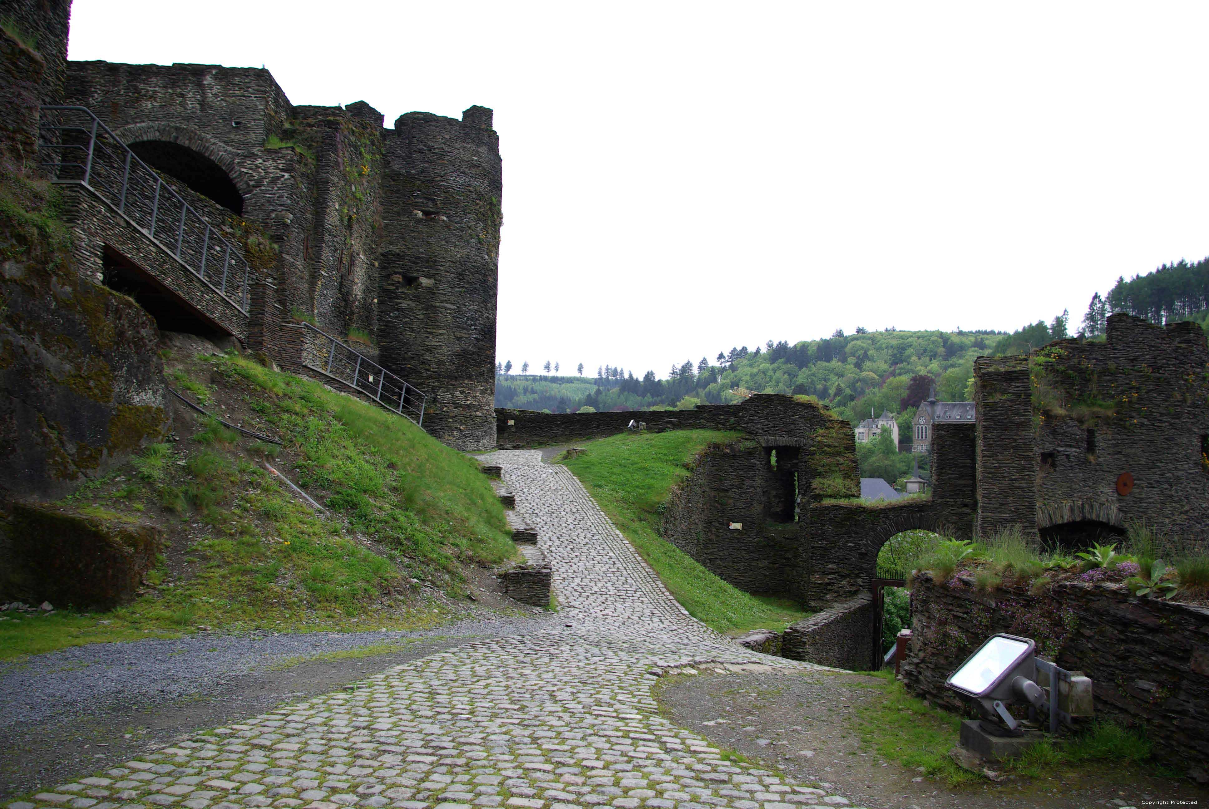 https://mdw-travel-data-us-east-1.s3.amazonaws.com/img/country/Belgium/La-Roche-en-Ardenne-Castle/img_03.jpg
