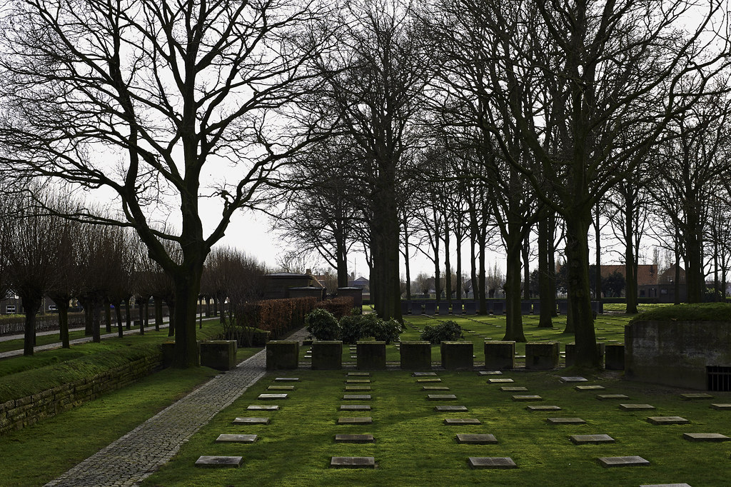 https://mdw-travel-data-us-east-1.s3.amazonaws.com/img/country/Belgium/Langemark-German-War-Cemetery/img_01.jpg