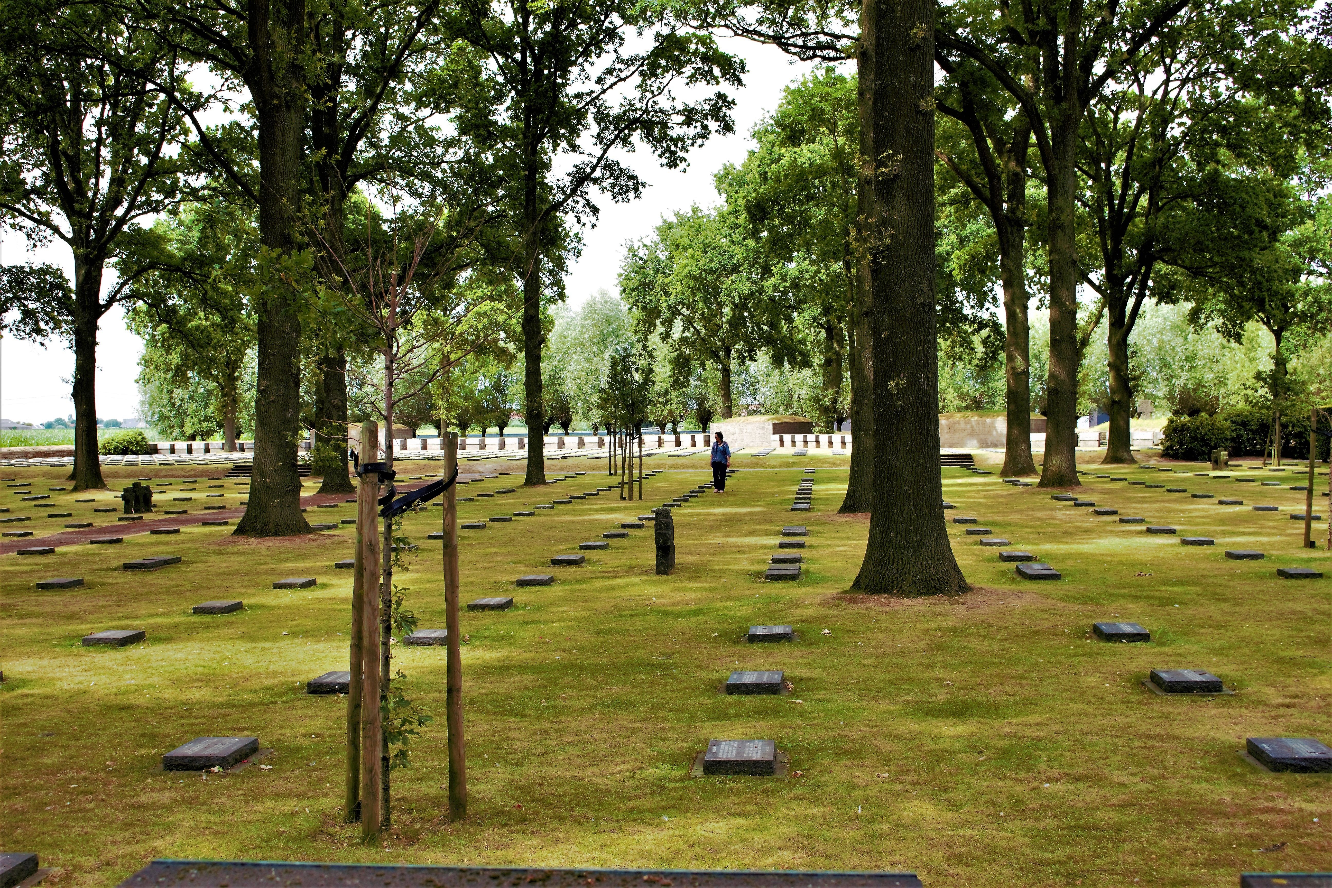 https://mdw-travel-data-us-east-1.s3.amazonaws.com/img/country/Belgium/Langemark-German-War-Cemetery/img_02.jpg