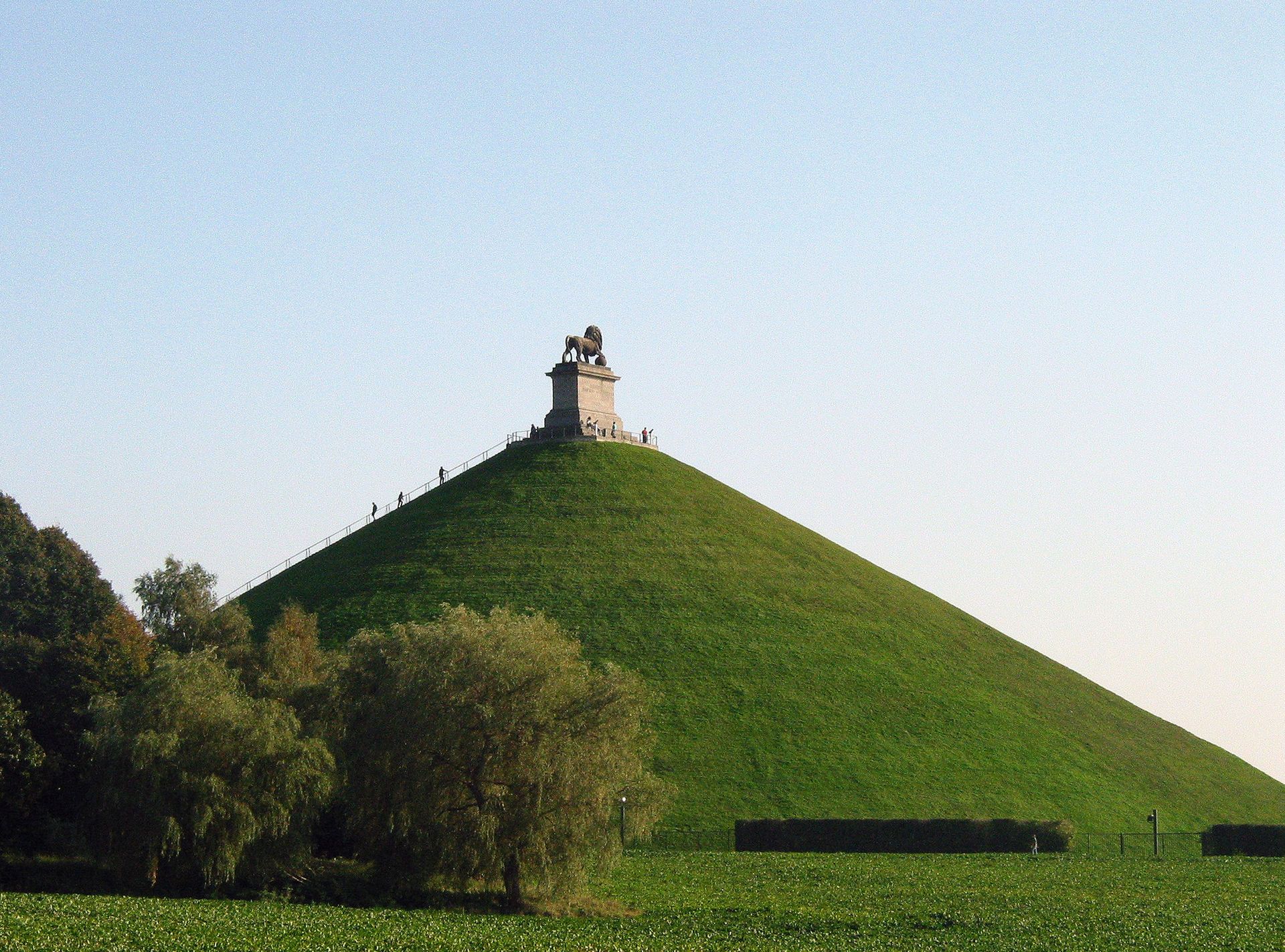 https://mdw-travel-data-us-east-1.s3.amazonaws.com/img/country/Belgium/Lions-Mound-Panorama-and-Visitor-Center/img_01.jpg
