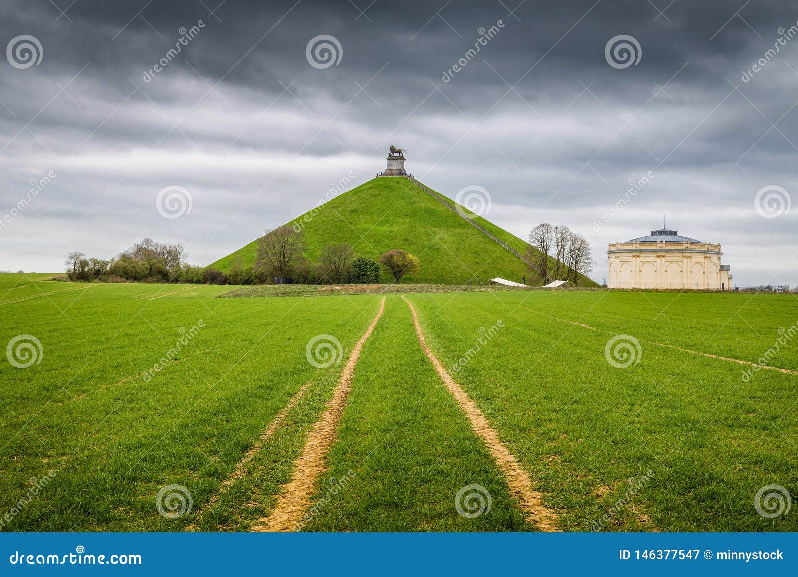 https://mdw-travel-data-us-east-1.s3.amazonaws.com/img/country/Belgium/Lions-Mound-Panorama-and-Visitor-Center/img_02.jpg
