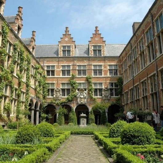 https://mdw-travel-data-us-east-1.s3.amazonaws.com/img/country/Belgium/Museum-Plantin-Moretus/img_01.jpg