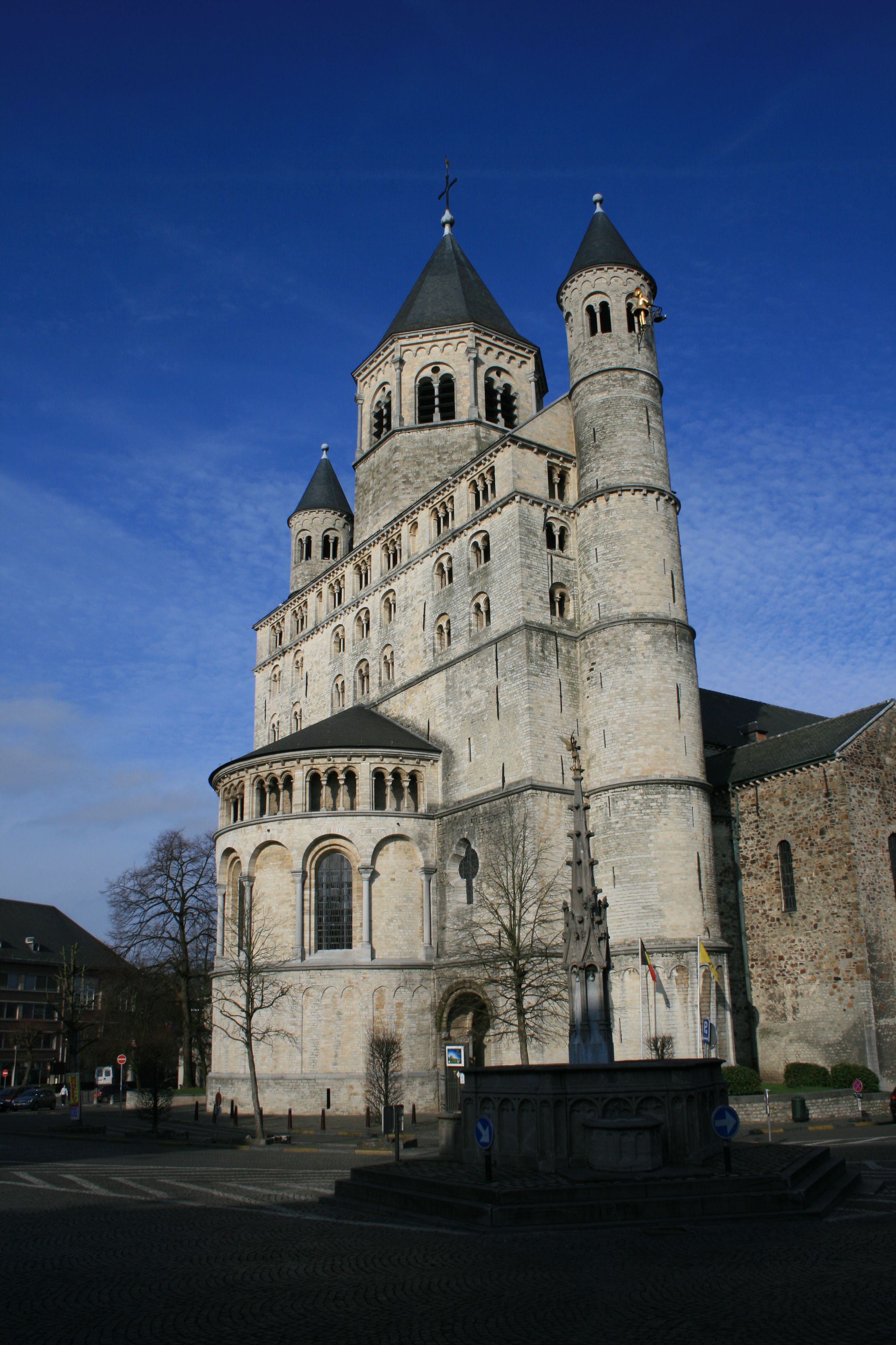 https://mdw-travel-data-us-east-1.s3.amazonaws.com/img/country/Belgium/Nivelles-Collegiate-Church/img_02.jpg