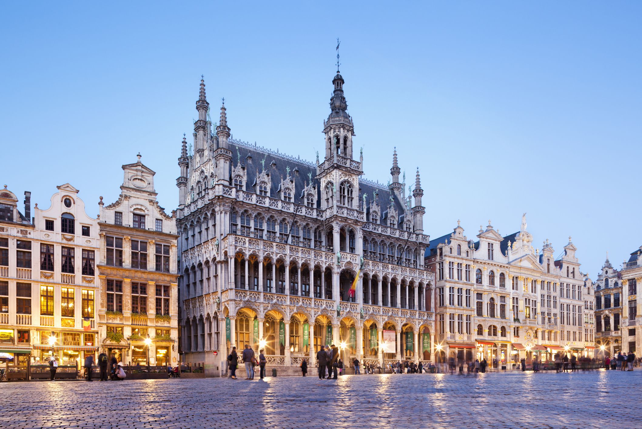 https://mdw-travel-data-us-east-1.s3.amazonaws.com/img/country/Belgium/Place-Royale/img_00.jpg