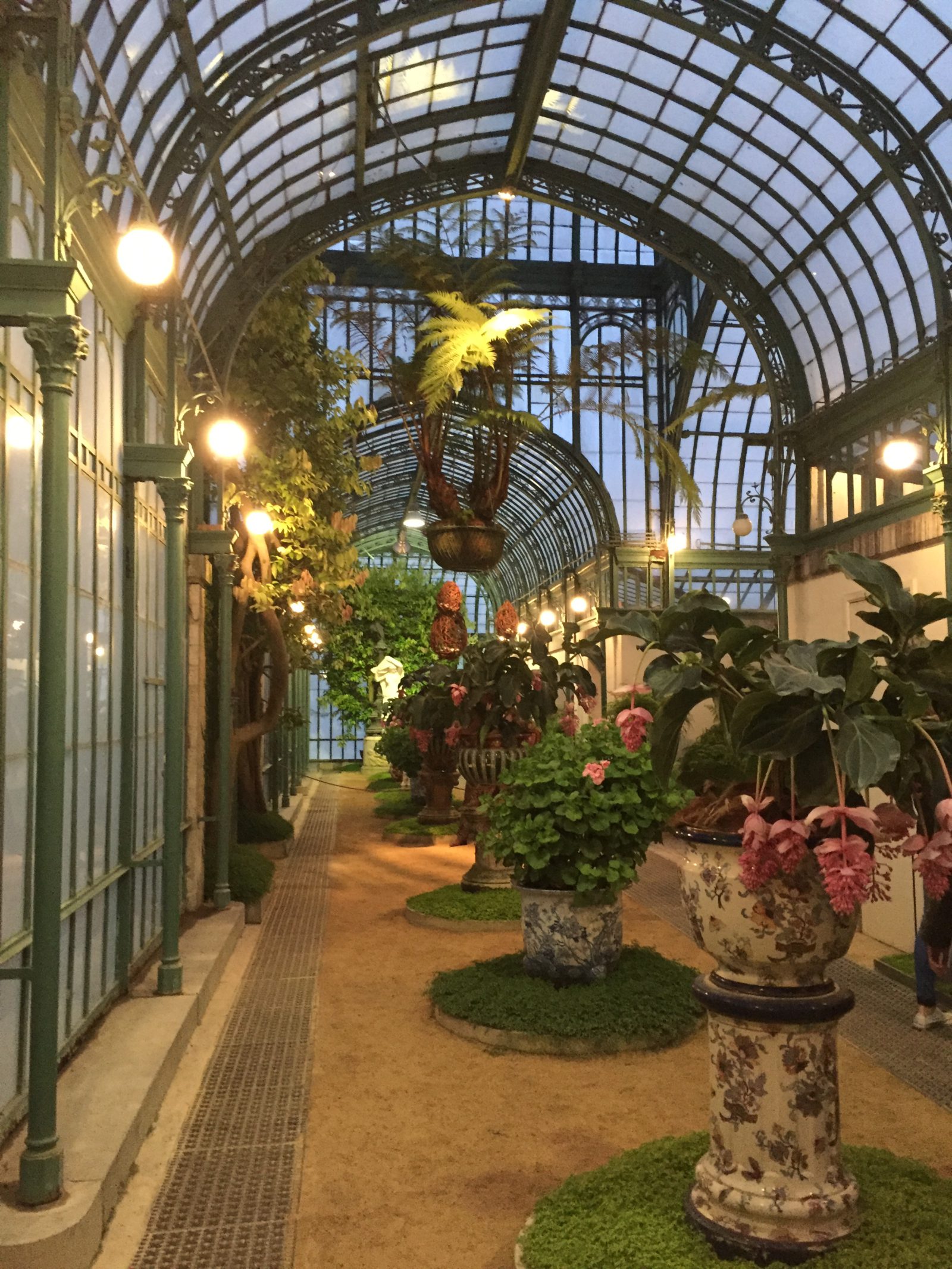 https://mdw-travel-data-us-east-1.s3.amazonaws.com/img/country/Belgium/Royal-Greenhouses-of-Laeken/img_02.jpg