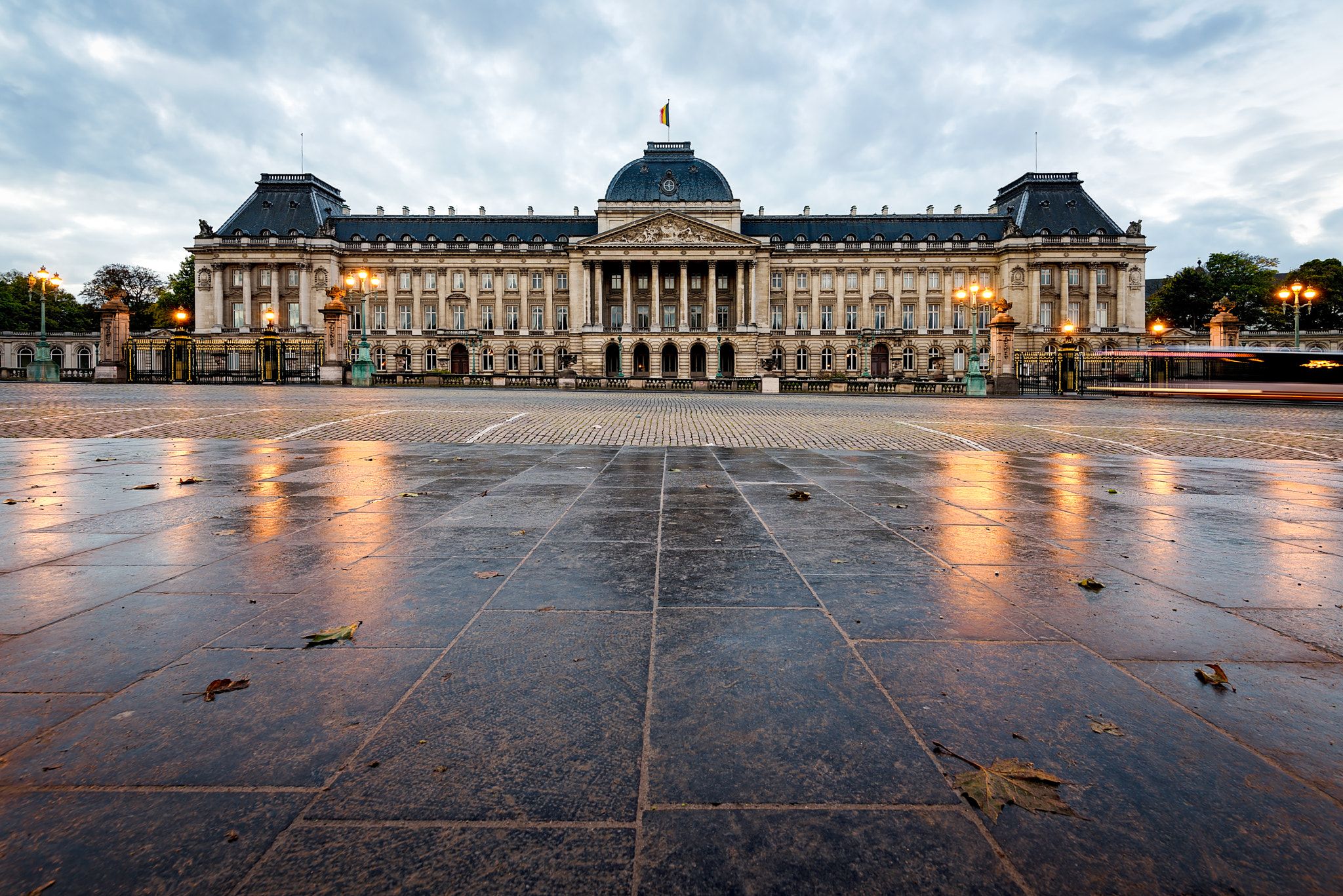 https://mdw-travel-data-us-east-1.s3.amazonaws.com/img/country/Belgium/Royal-Palace-of-Brussels/img_03.jpg