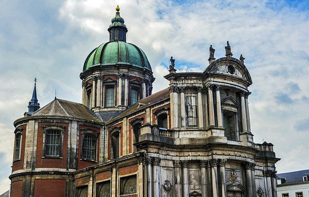 https://mdw-travel-data-us-east-1.s3.amazonaws.com/img/country/Belgium/Saint-Aubain-Cathedral/img_01.jpg