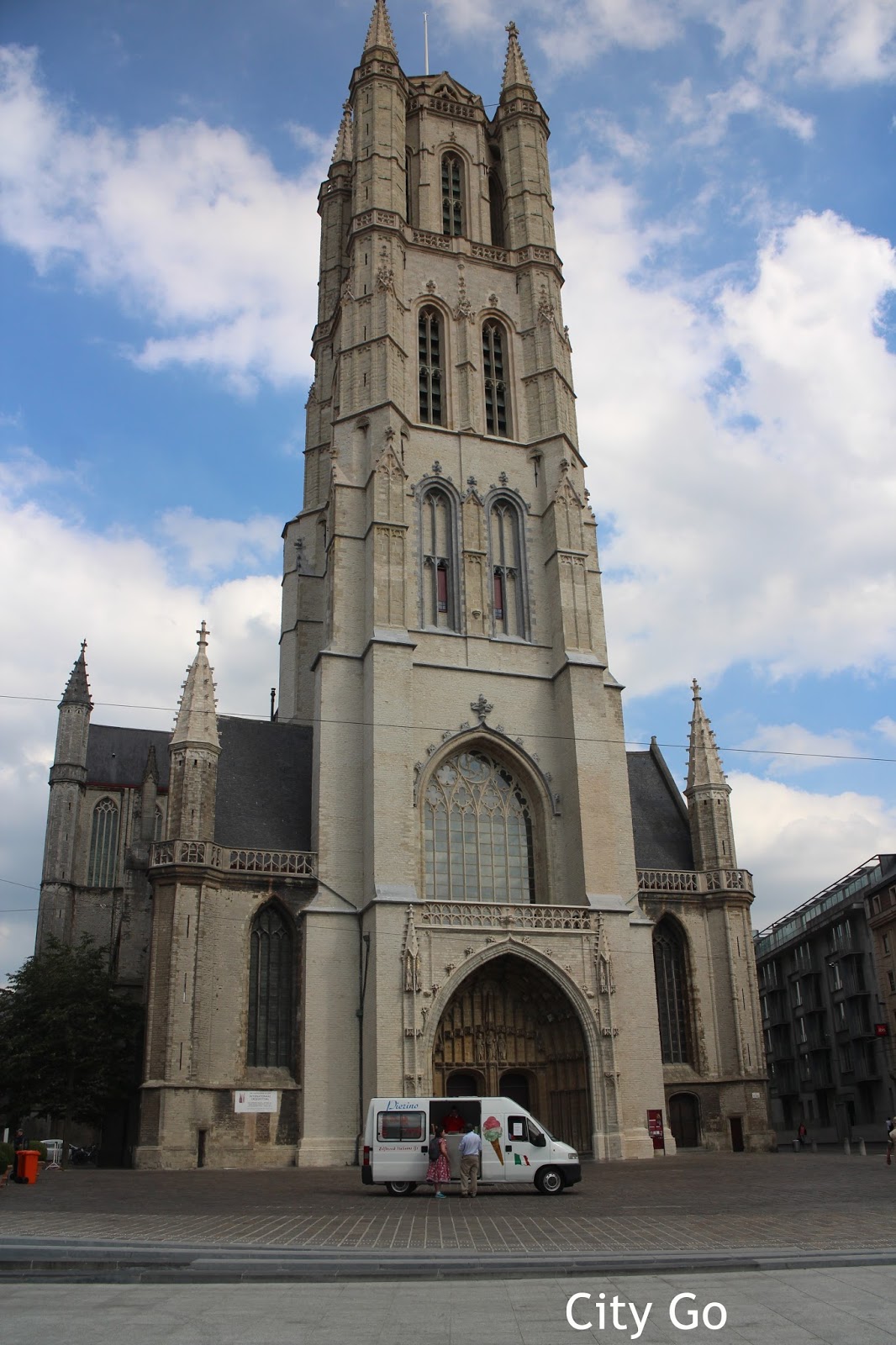 https://mdw-travel-data-us-east-1.s3.amazonaws.com/img/country/Belgium/Saint-Bavos-Cathedral/img_05.jpg