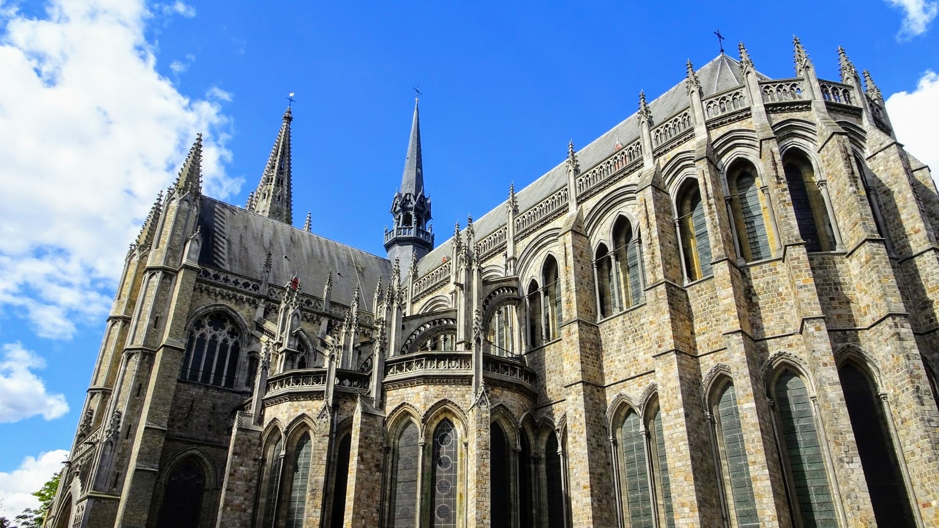 https://mdw-travel-data-us-east-1.s3.amazonaws.com/img/country/Belgium/Saint-Martins-Cathedral/img_01.jpg