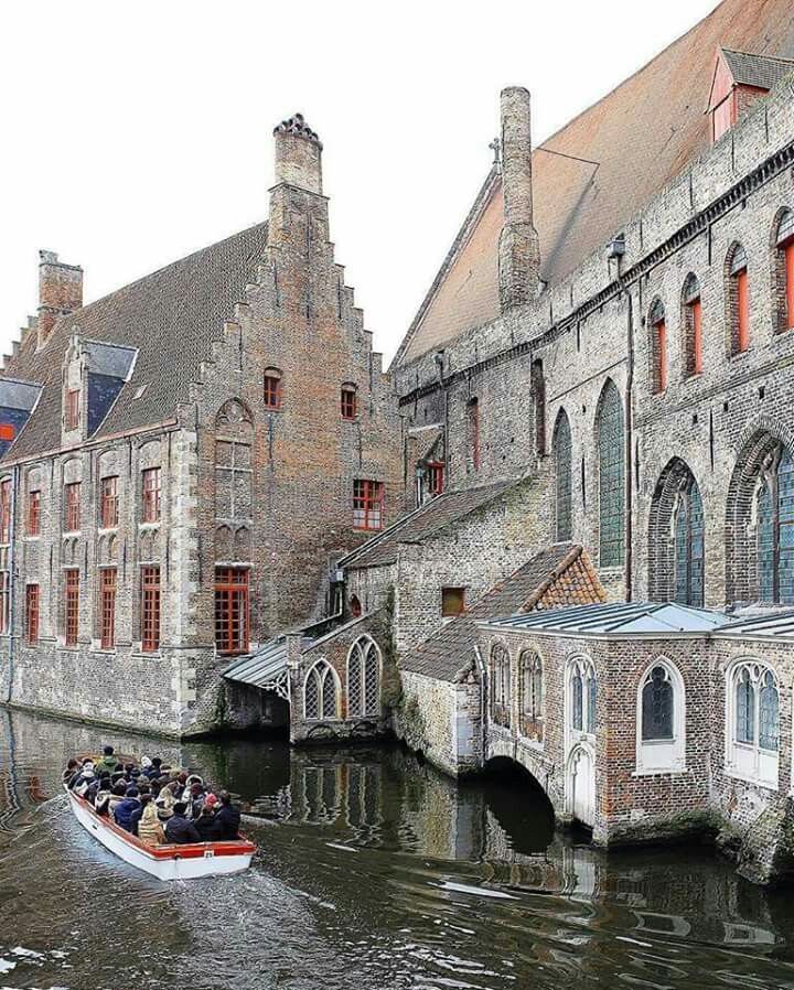 https://mdw-travel-data-us-east-1.s3.amazonaws.com/img/country/Belgium/Saint-Michaels-Bridge/img_02.jpg