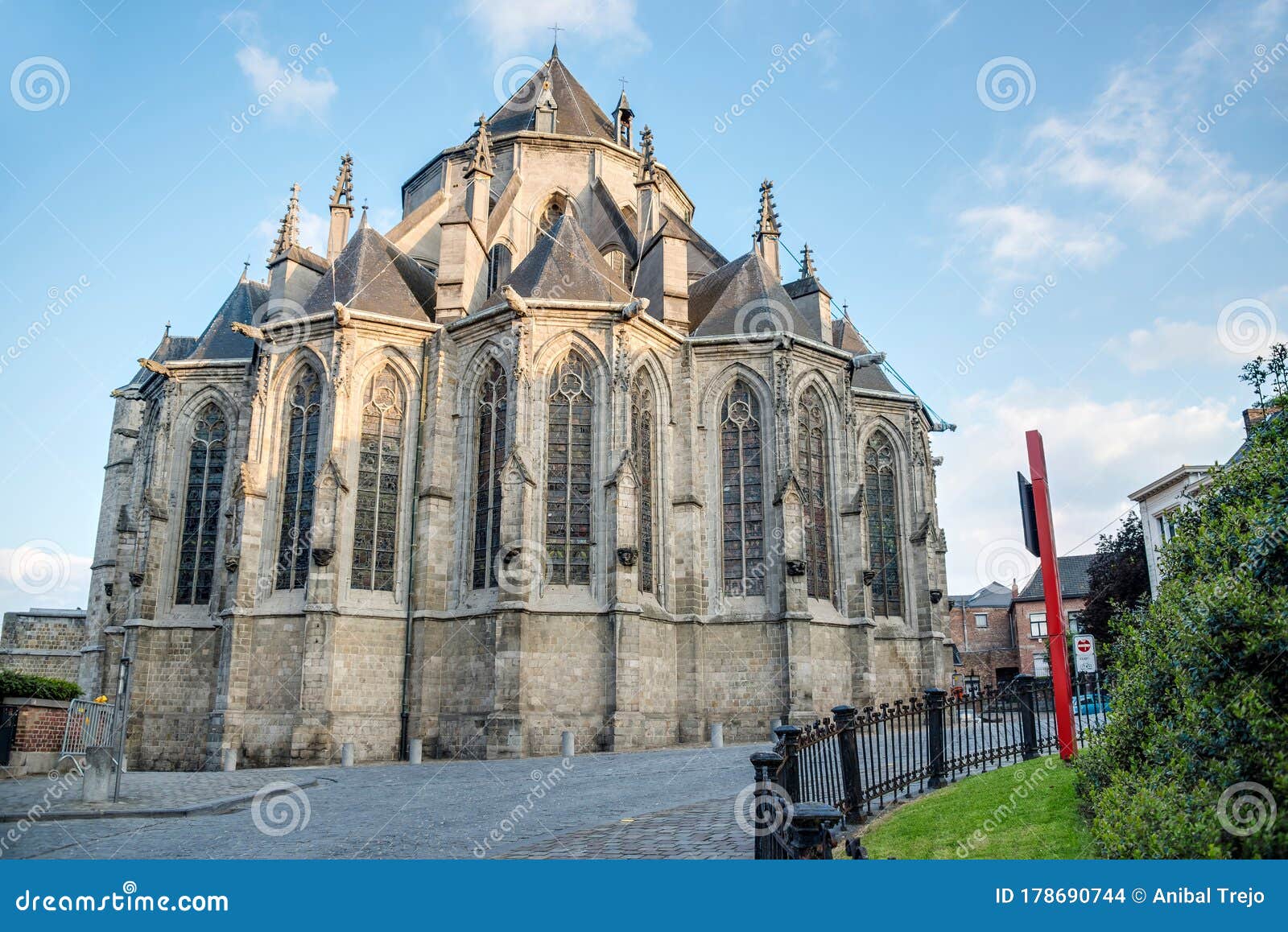 https://mdw-travel-data-us-east-1.s3.amazonaws.com/img/country/Belgium/Saint-Waltrude-Collegiate-Church/img_03.jpg